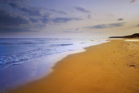 美丽的风景, 风景的黄色沙滩附近的蓝色美丽的海在背景山和天空
