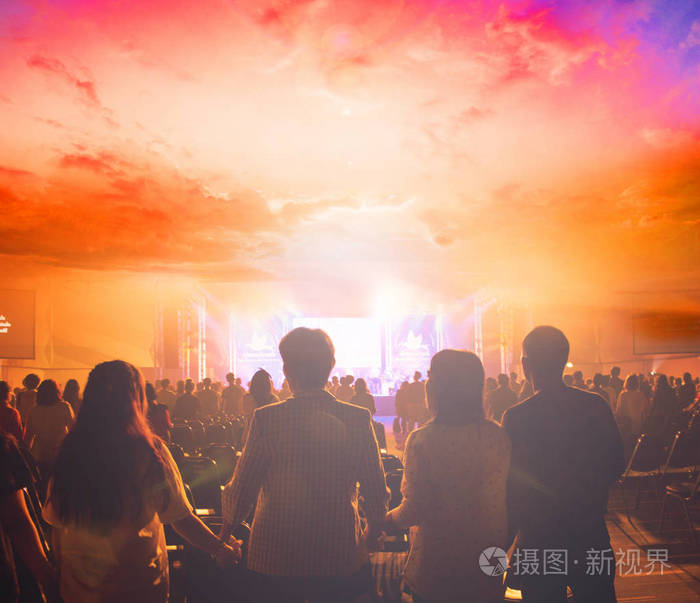 教会复兴会议上与木十字架的形象在多云的天空可以用于基督教崇拜背景