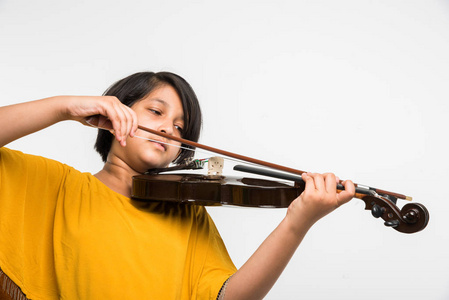 印度女孩学习演奏小提琴，孤立在白色的背景