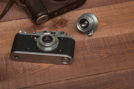老式相机与镜头上的木制的背景