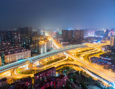 美丽的城市交汇处的夜晚