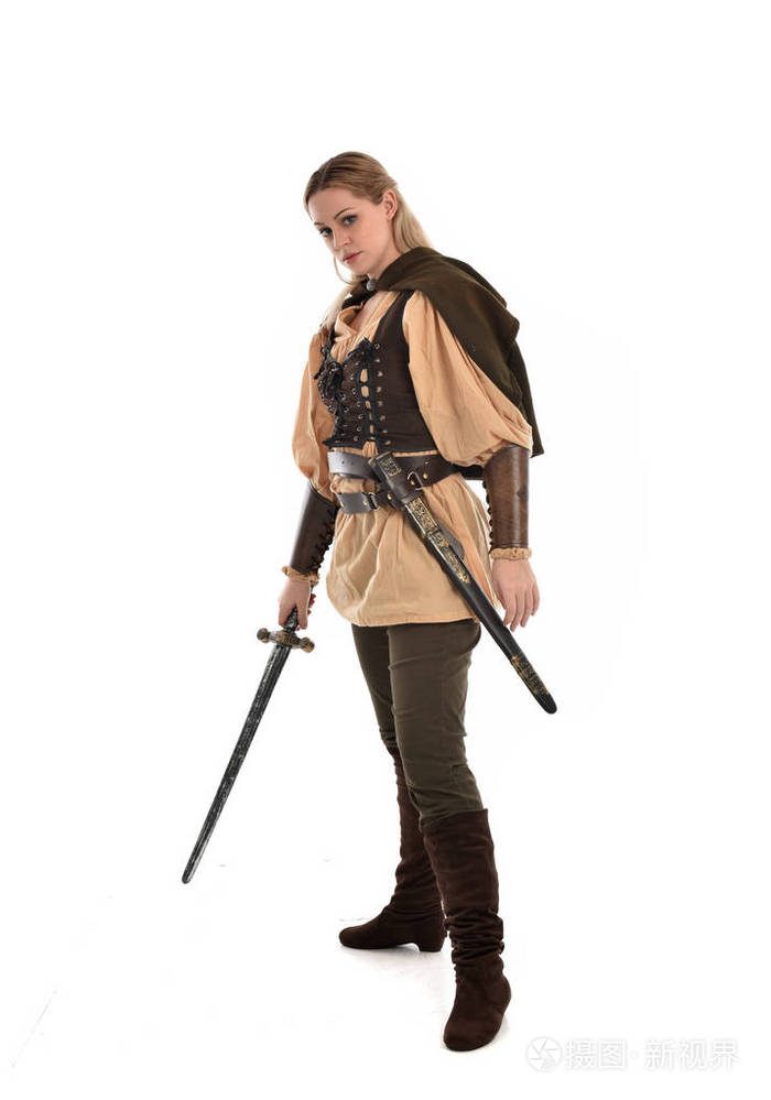 身穿褐色中世纪武士服的金发女郎的全长肖像.