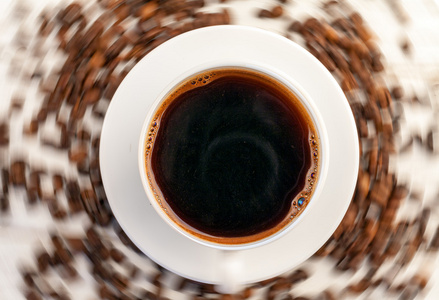 杯咖啡和咖啡豆在白色背景上