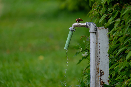 钢管锈蚀钢管锈蚀消防员水管旧金属管道与阀门下水道里的一个大水龙头