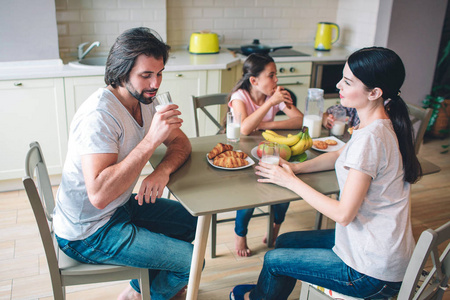 孩子不爱吃饭图片