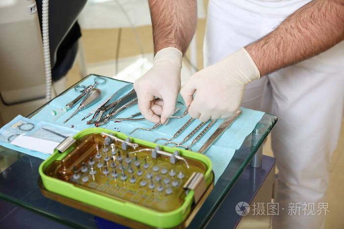 外科医生的手牙医在手术期间用工具