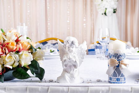 表设置为事件方或婚宴。美丽的花朵，在桌子上