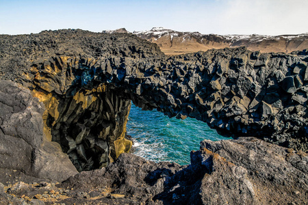 在冰岛, Dyrhlaey, Reynisfjara 海滩的黑色沙滩。海洋海滩上的岩石和悬崖。冰岛南海岸的一个热门景点