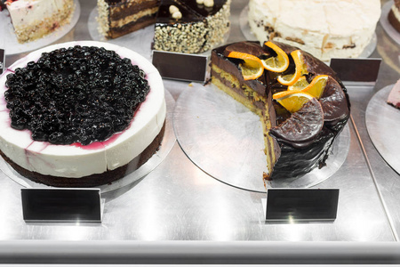 不同类型的蛋糕在糕点店玻璃显示