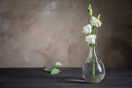 玻璃花瓶用束鲜花