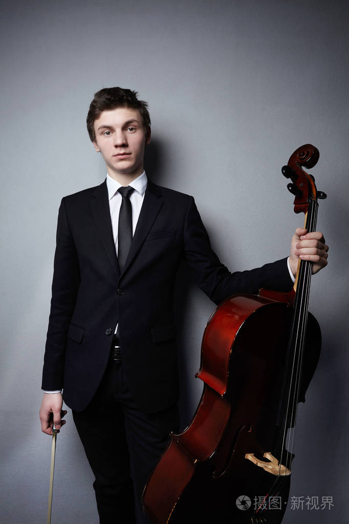男性在拉大提琴