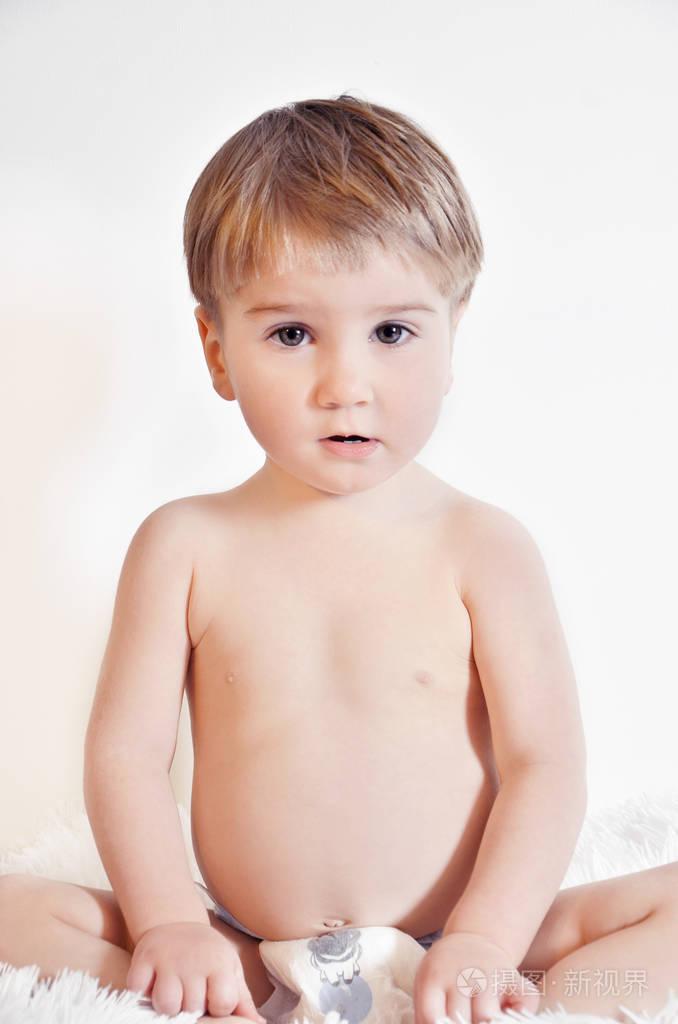 在白色背景上的幼儿漂亮的孩子一个小男孩的肖像