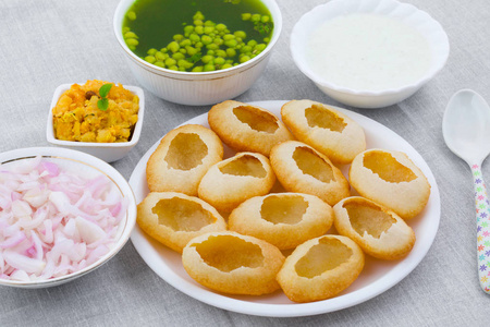 印度街头食品聚苯胺也知道, Golgappa 或 Golgappe 是一个普通的街头小吃从印度。它包括一个圆形, 空心的布里充满