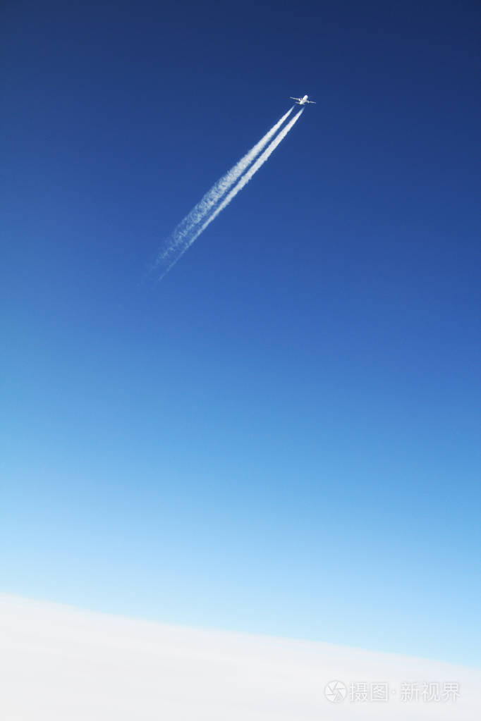 飞机在蓝色的天空