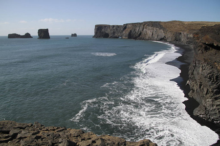 在冰岛, Dyrhlaey, Reynisfjara 海滩的黑色沙滩。海洋海滩上的岩石和悬崖。冰岛南海岸的一个热门景点