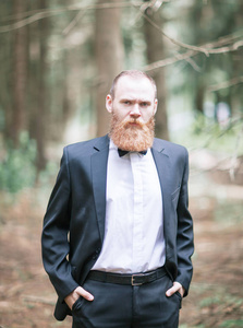 一个成功的商人在一个森林背景西装和领带的肖像