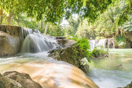 泰国萨拉布里府省国家公园的热带森林中的瀑布