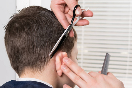 用剪刀剪下儿童毛发的过程, 调配长度