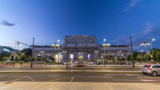 米兰中央天夜过渡 timelapse 在德尔杜卡广场是意大利米兰的主要火车站。道路交通