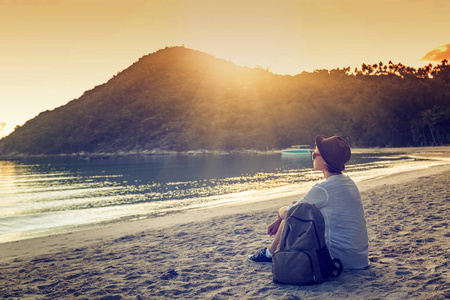 阳光下的人图片