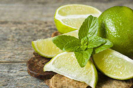 清爽柠檬夏季清爽饮料柠檬汁或鸡尾酒莫吉托与石灰新鲜薄荷蓝莓冰.