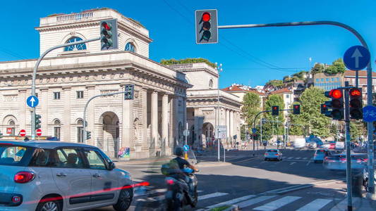一个美丽的历史性地标的街道视图威尼斯门 timelapse 在布宜诺斯艾利斯大道和街道 Bastioni 的十字路口威尼斯门