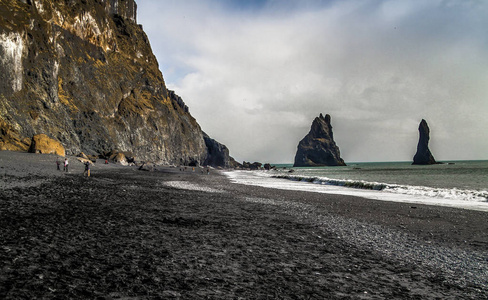 黑沙滩在冰岛, Reynisfjara 海滩附近的 Vik。海洋海滩上的玄武岩岩石和悬崖。冰岛南海岸的一个热门景点