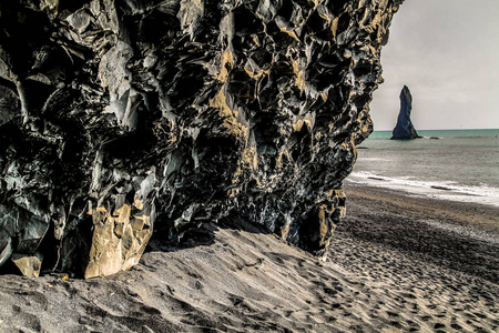 黑沙滩在冰岛, Reynisfjara 海滩附近的 Vik。海洋海滩上的玄武岩岩石和悬崖。冰岛南海岸的一个热门景点