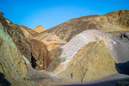死亡谷国家公园的彩色岩石调色板