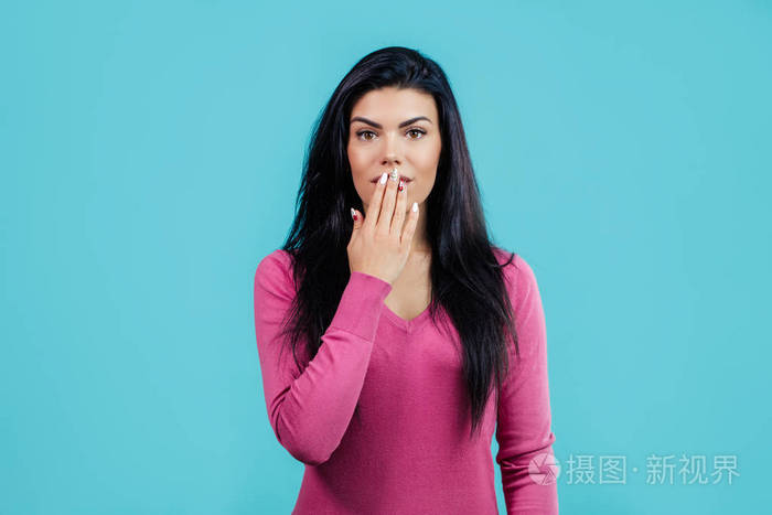 闭上漂亮女孩的肖像用手闭上嘴巴