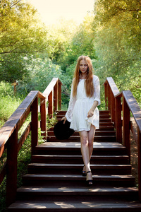 长着红头发的女孩, 腿长。模型的外观是木楼梯向下