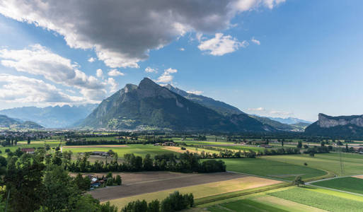 Sargans 和 Gonzen 山在瑞士的莱茵河谷在一个美丽的夏天晚上