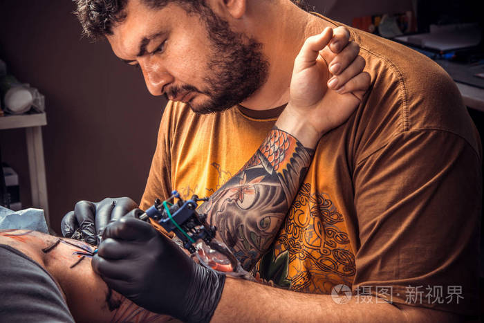 纹身师在纹身工作室工作