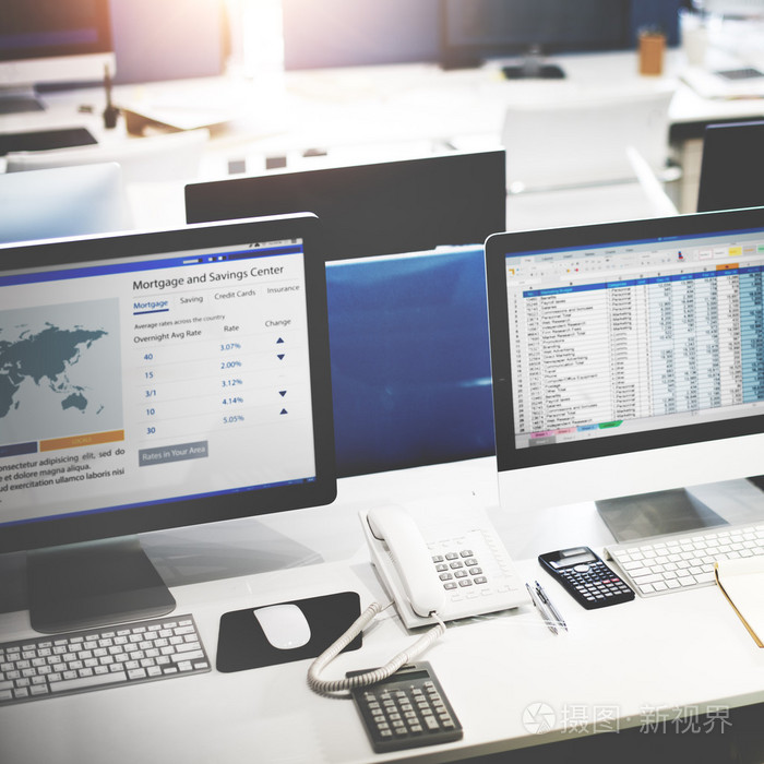 在办公室的桌上计算机