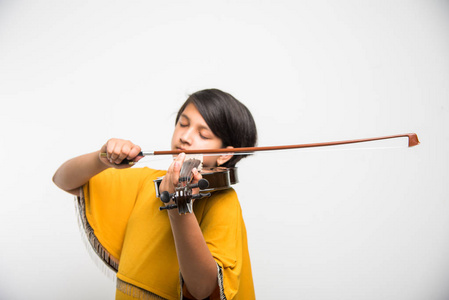 印度女孩学习演奏小提琴，孤立在白色的背景