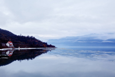 美丽的风景与冬季的山区河流