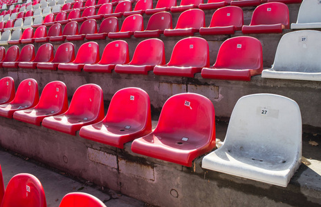 空体育场的红色和白色塑料座椅图片