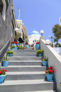 在锡拉与 St Gerasimos 教会的台阶在末端在锡拉, 圣托里尼, 希腊