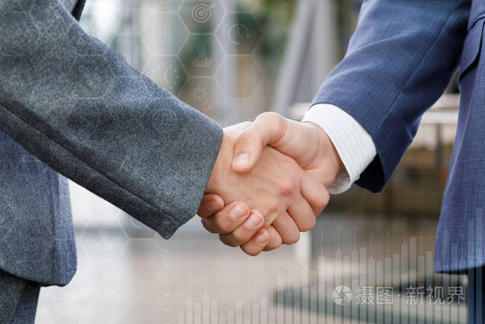 商务中心两位商人的友好握手