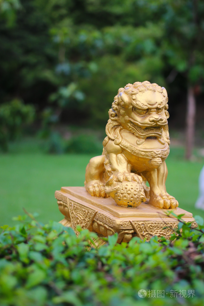 黄金狮子雕像前绿草