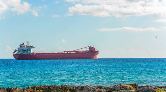 在加勒比海的 argo 货运船。货物运输