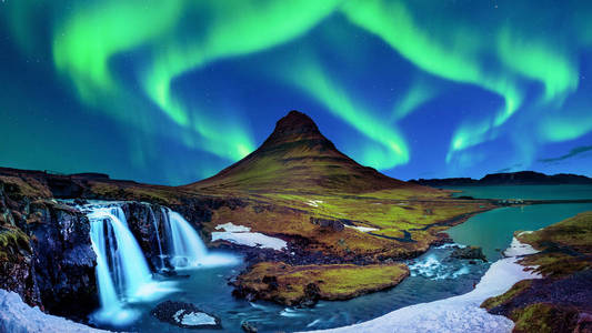 北极光, 北极极光在 kirkjufell 在冰岛.kirkjufell 山在冬天照片
