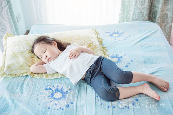 小女孩睡觉在天时间