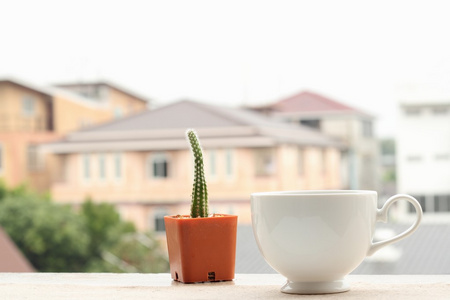 咖啡杯上模糊的城市