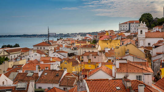 在葡萄牙里斯本历史老区阿法玛日的曝光邓恩