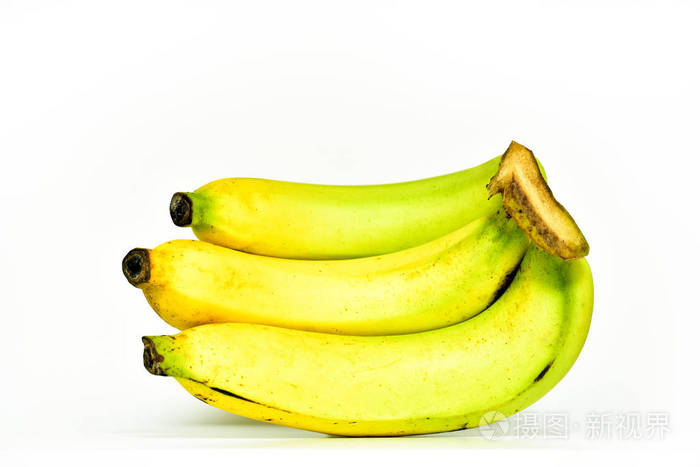 一束半熟的香蕉被隔离在白色背景上黄色香蕉