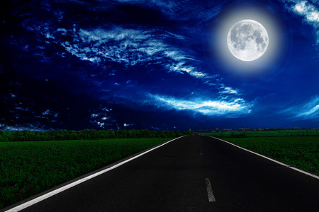 高速公路的夜晚，月亮照亮前方