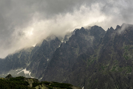 Gerlach 在云层之间的断层。高 Tatras。斯洛伐克