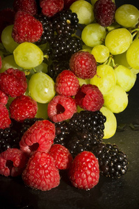 各种水果, 黑莓, 覆盆子和葡萄