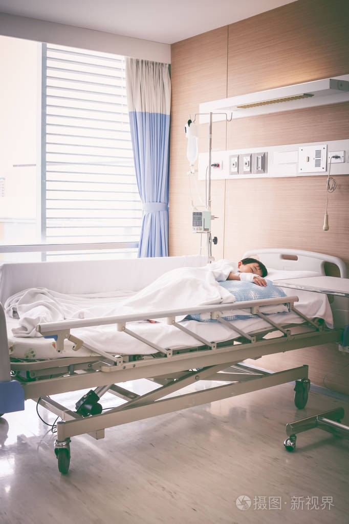 亚洲男孩躺在病床上生理盐水静脉注射iv健康